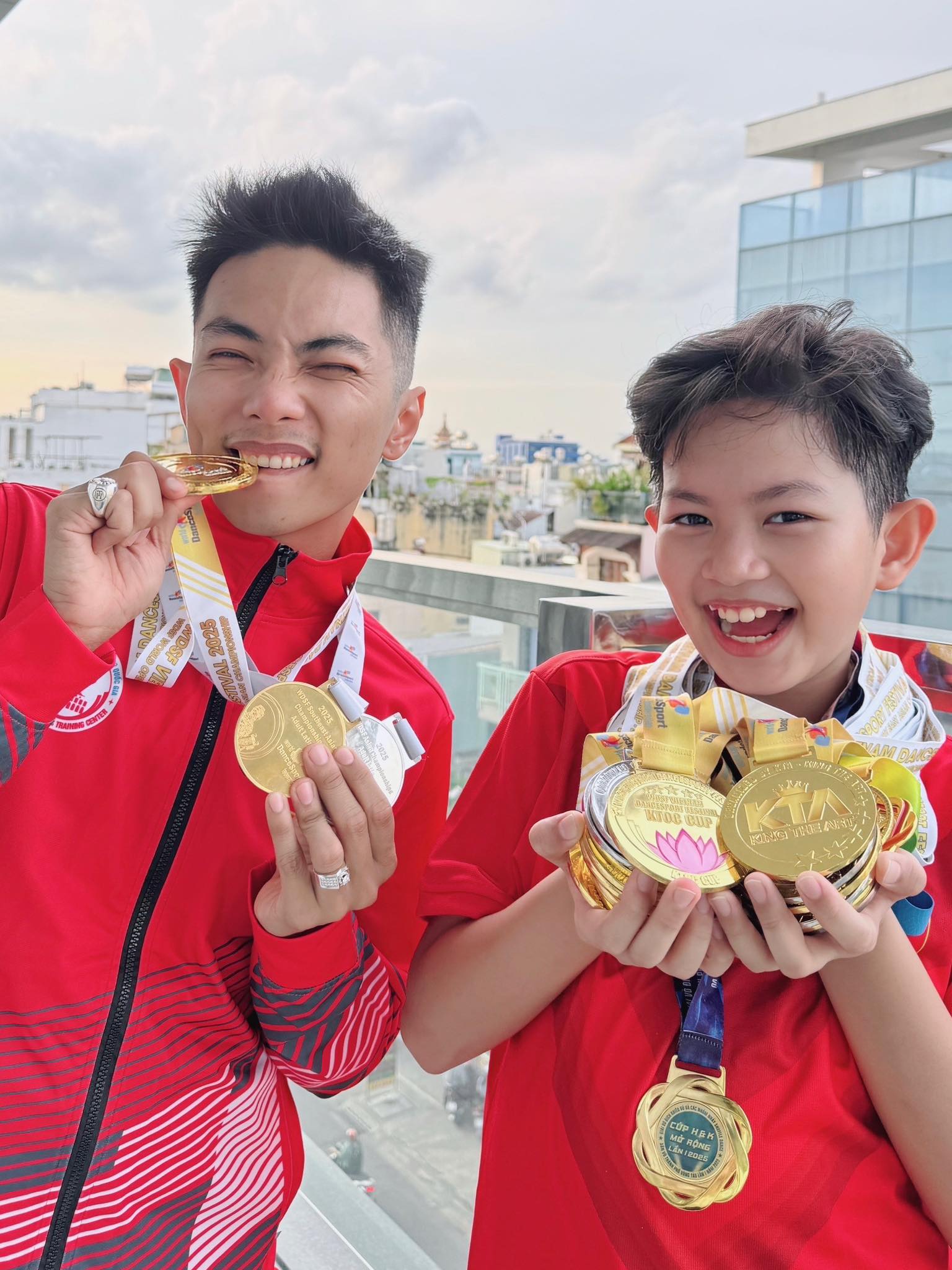 Qu&yacute; tử "cực phẩm" nh&agrave; Phan Hiển: Thần th&aacute;i chuẩn so&aacute;i ca, bảng th&agrave;nh t&iacute;ch vượt xa &ocirc;ng bố nổi tiếng mới g&acirc;y cho&aacute;ng - Ảnh 3.