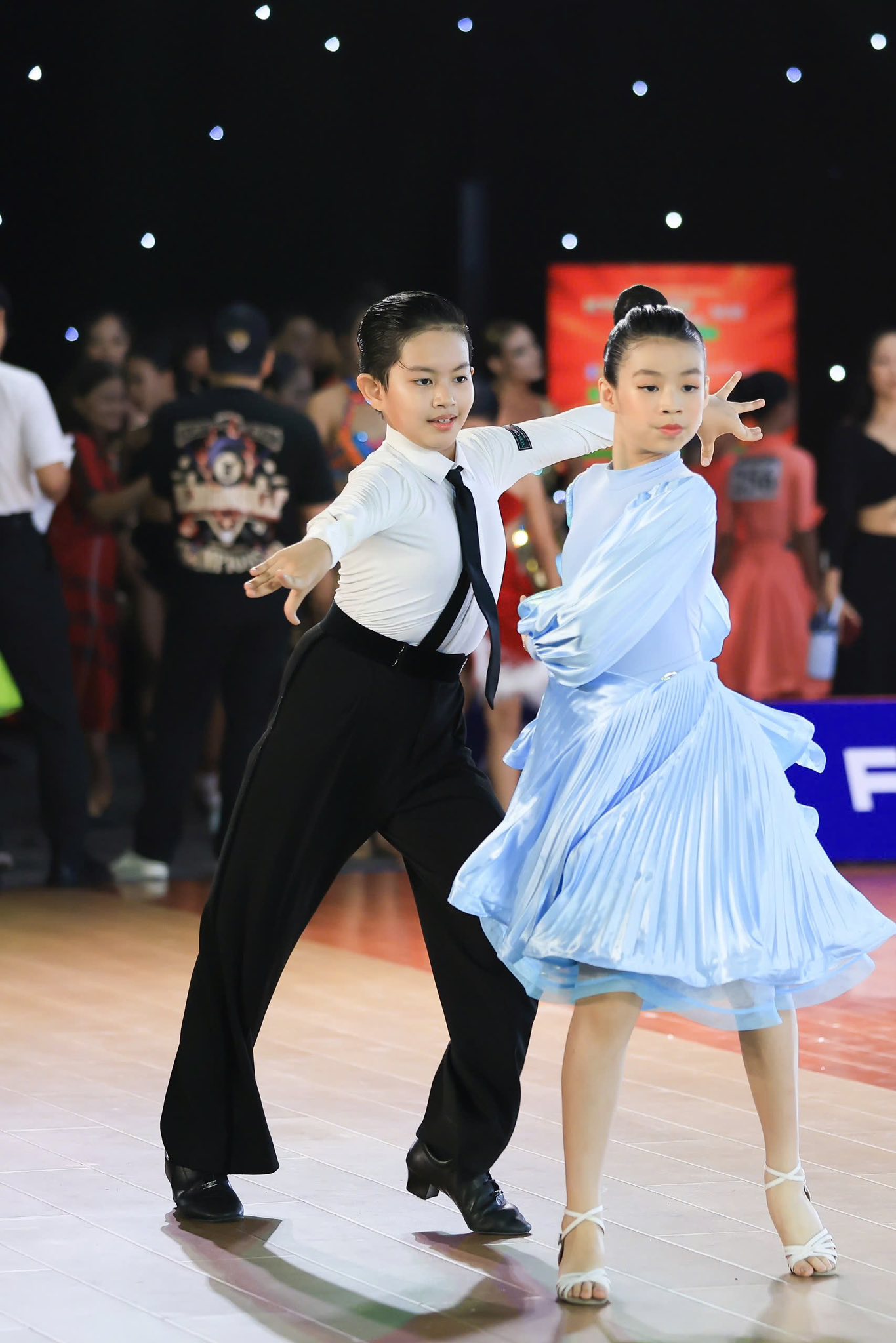 Qu&yacute; tử "cực phẩm" nh&agrave; Phan Hiển: Thần th&aacute;i chuẩn so&aacute;i ca, bảng th&agrave;nh t&iacute;ch vượt xa &ocirc;ng bố nổi tiếng mới g&acirc;y cho&aacute;ng - Ảnh 2.