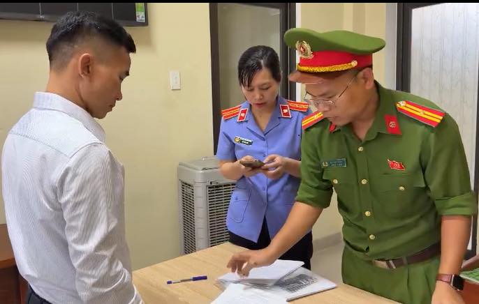 Khám xét, cấm đi khỏi nơi cư trú đối với chủ doanh nghiệp Ngô Thị Bảo Vâng  - Ảnh 1.