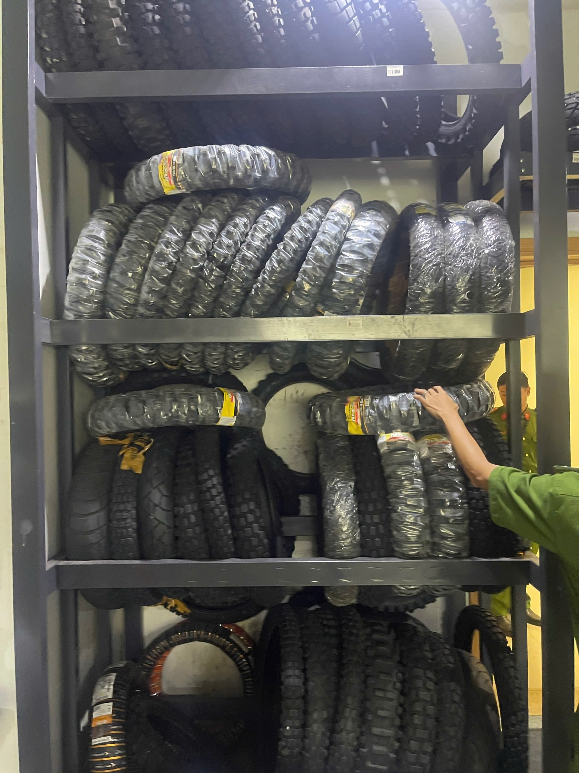 C&ocirc;ng an TPHCM bắt chủ doanh nghiệp Tigit Motorbikes - Ảnh 4.