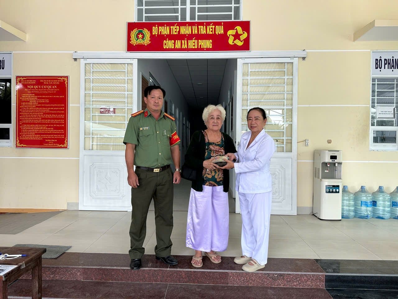 Ph&aacute;t hiện h&agrave;ng loạt c&aacute;c cọc tiền 200K-500K tr&ecirc;n đường đi chợ: C&ocirc;ng an x&atilde; v&agrave;o cuộc - Ảnh 1.