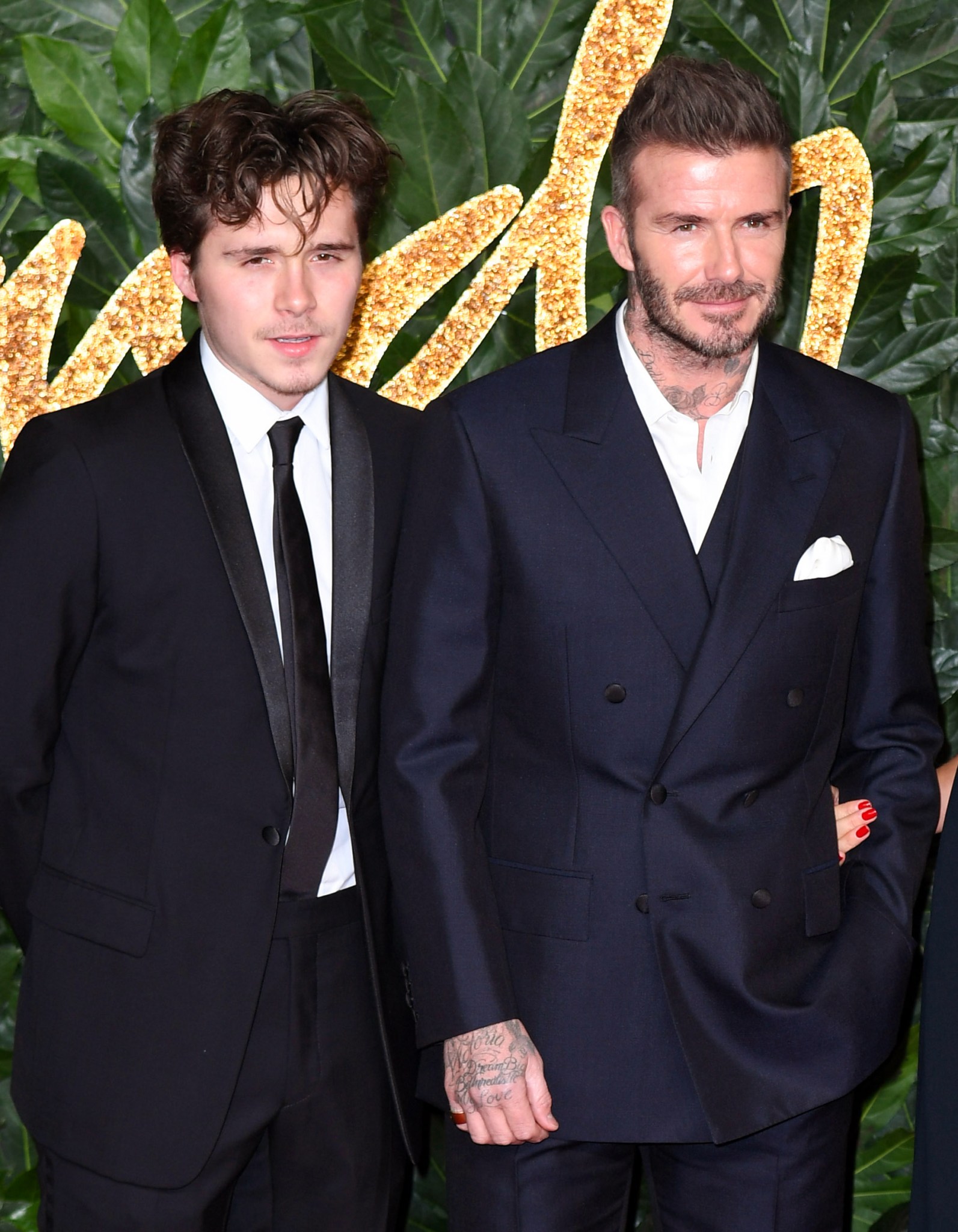 Brooklyn ấu trĩ hết sức: Đã xoá hình xăm tri ân bố - David Beckham, còn cố tình khoe ra như trêu ngươi - Ảnh 4.