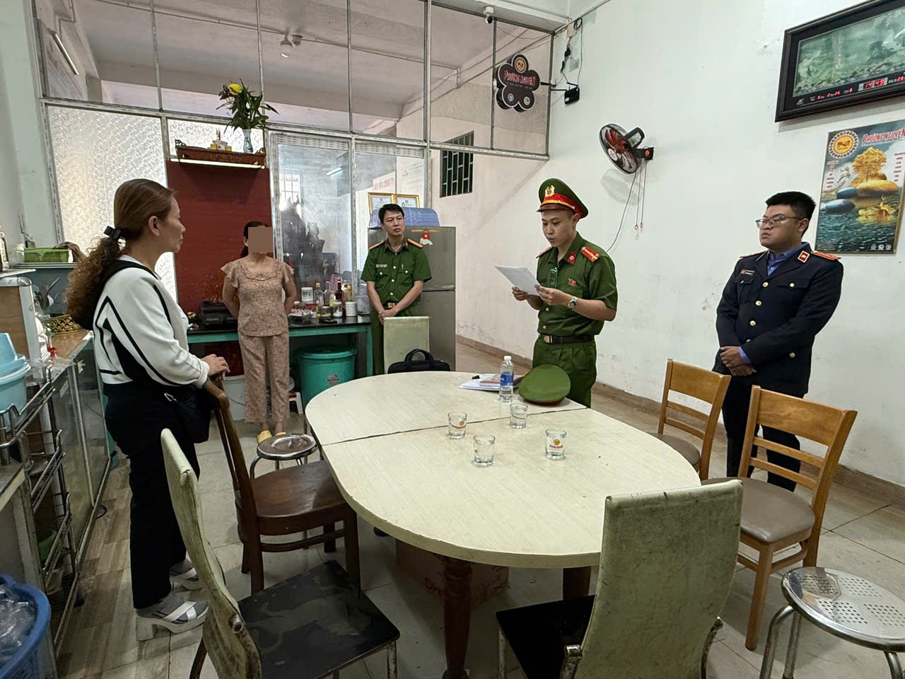 Khám xét, cấm đi khỏi nơi cư trú đối với chủ doanh nghiệp Ngô Thị Bảo Vâng  - Ảnh 2.