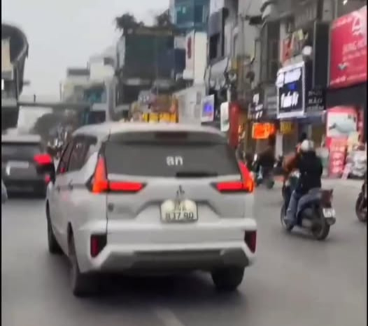 X&aacute;c minh &ocirc; t&ocirc; gắn đ&egrave;n led x&uacute;c phạm C&ocirc;ng an tại Hải Ph&ograve;ng năm 2026 - Ảnh 1.