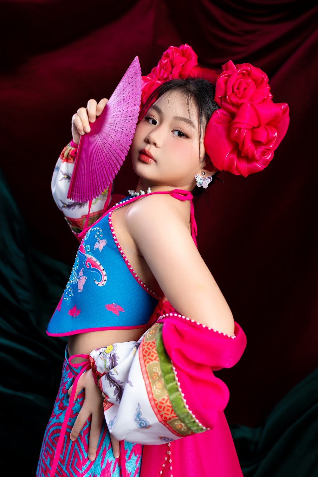 Cao Minh Tiến mang văn h&oacute;a d&acirc;n tộc v&agrave;o &aacute;o d&agrave;i cho c&aacute;c "n&agrave;ng thơ nh&iacute;"- Ảnh 1.