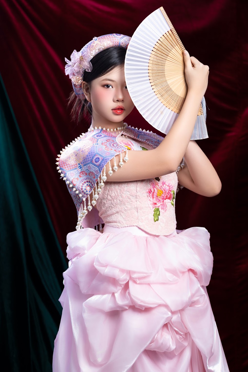 Cao Minh Tiến mang văn h&oacute;a d&acirc;n tộc v&agrave;o &aacute;o d&agrave;i cho c&aacute;c "n&agrave;ng thơ nh&iacute;"- Ảnh 6.