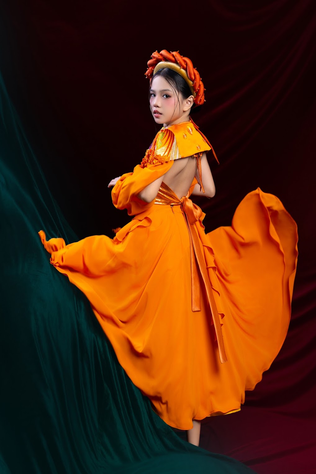 Cao Minh Tiến mang văn h&oacute;a d&acirc;n tộc v&agrave;o &aacute;o d&agrave;i cho c&aacute;c "n&agrave;ng thơ nh&iacute;"- Ảnh 4.