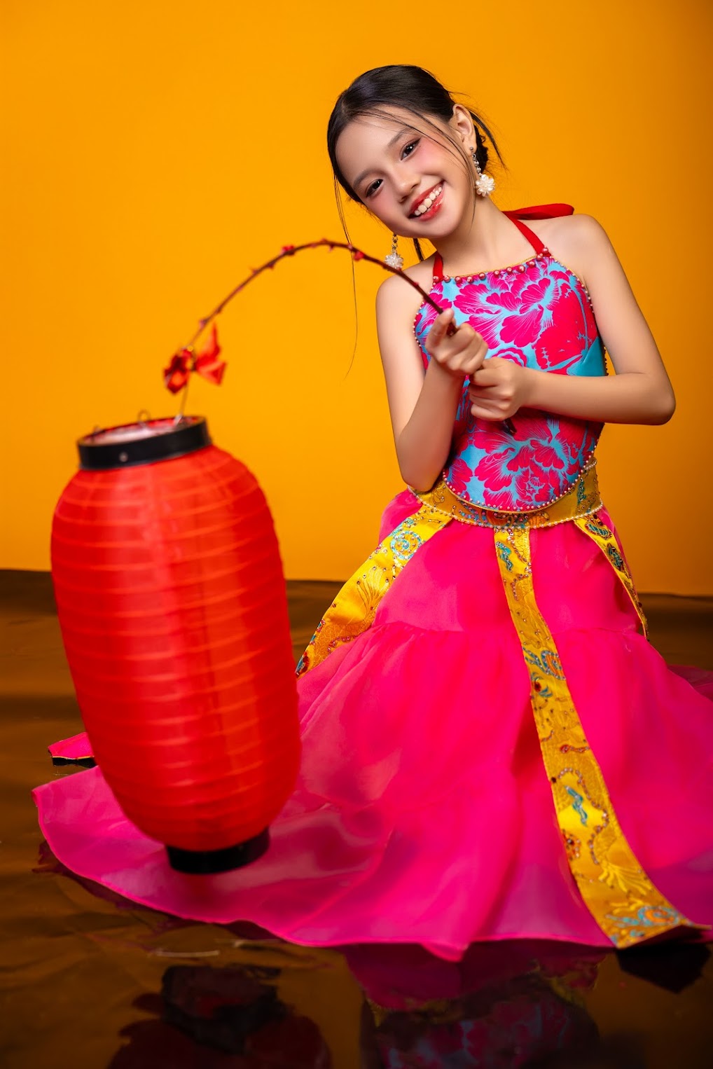 Cao Minh Tiến mang văn h&oacute;a d&acirc;n tộc v&agrave;o &aacute;o d&agrave;i cho c&aacute;c "n&agrave;ng thơ nh&iacute;"- Ảnh 2.