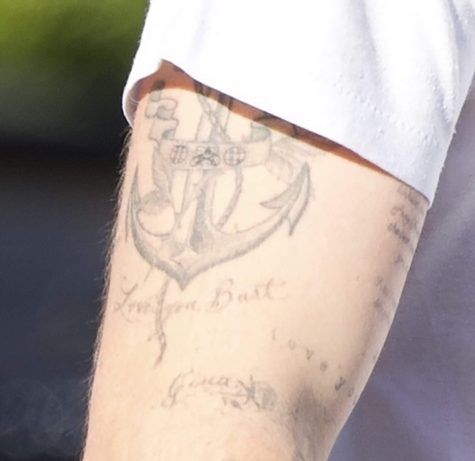 Brooklyn ấu trĩ hết sức: Đã xoá hình xăm tri ân bố - David Beckham, còn cố tình khoe ra như trêu ngươi - Ảnh 2.