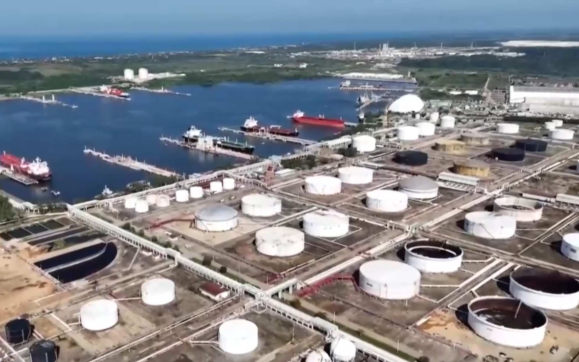 Mexico tìm cách thức cung cấp nhiên liệu cho Cuba - Ảnh 1.