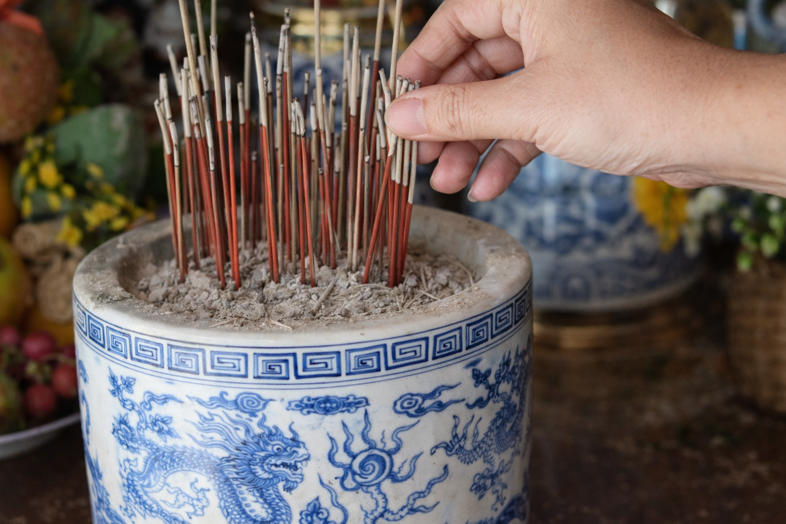 3 đại kỵ tuyệt đối tránh khi tỉa chân nhang ngày ông Táo để không "phạm" bề trên, gia đạo xào xáo - Ảnh 2.