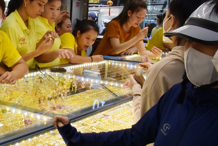 Giá vàng hôm nay 6-2: Sụt giảm mạnh - Ảnh 1.