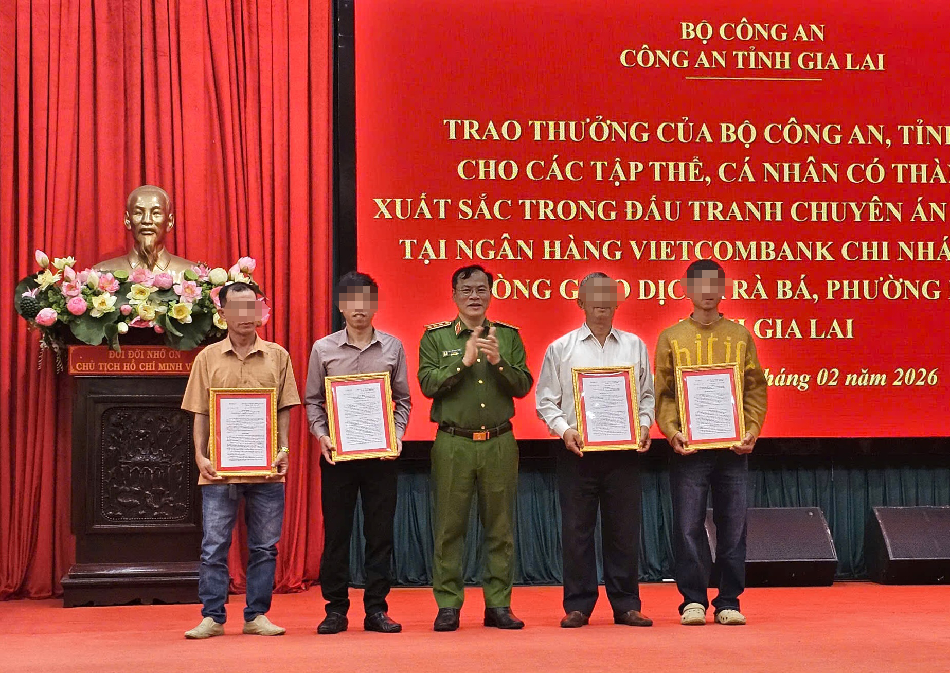 Khen thưởng 5 người dân hỗ trợ bắt cướp ngân hàng Gia Lai - Ảnh 1.