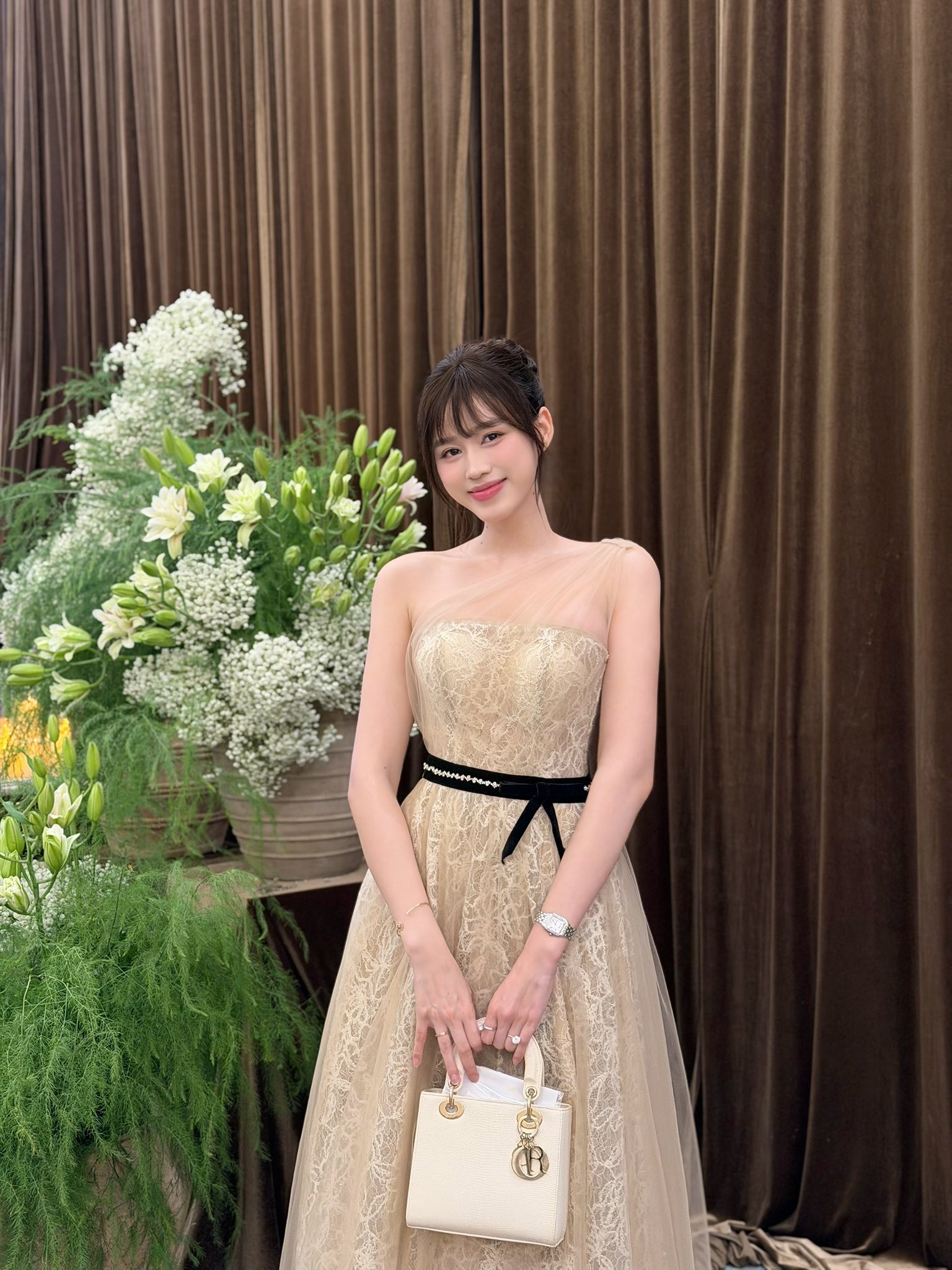 Đỗ Thị Hà bị "tóm dính" qua camera thường, hành động khư khư với chồng doanh nhân gây chú ý - Ảnh 4.