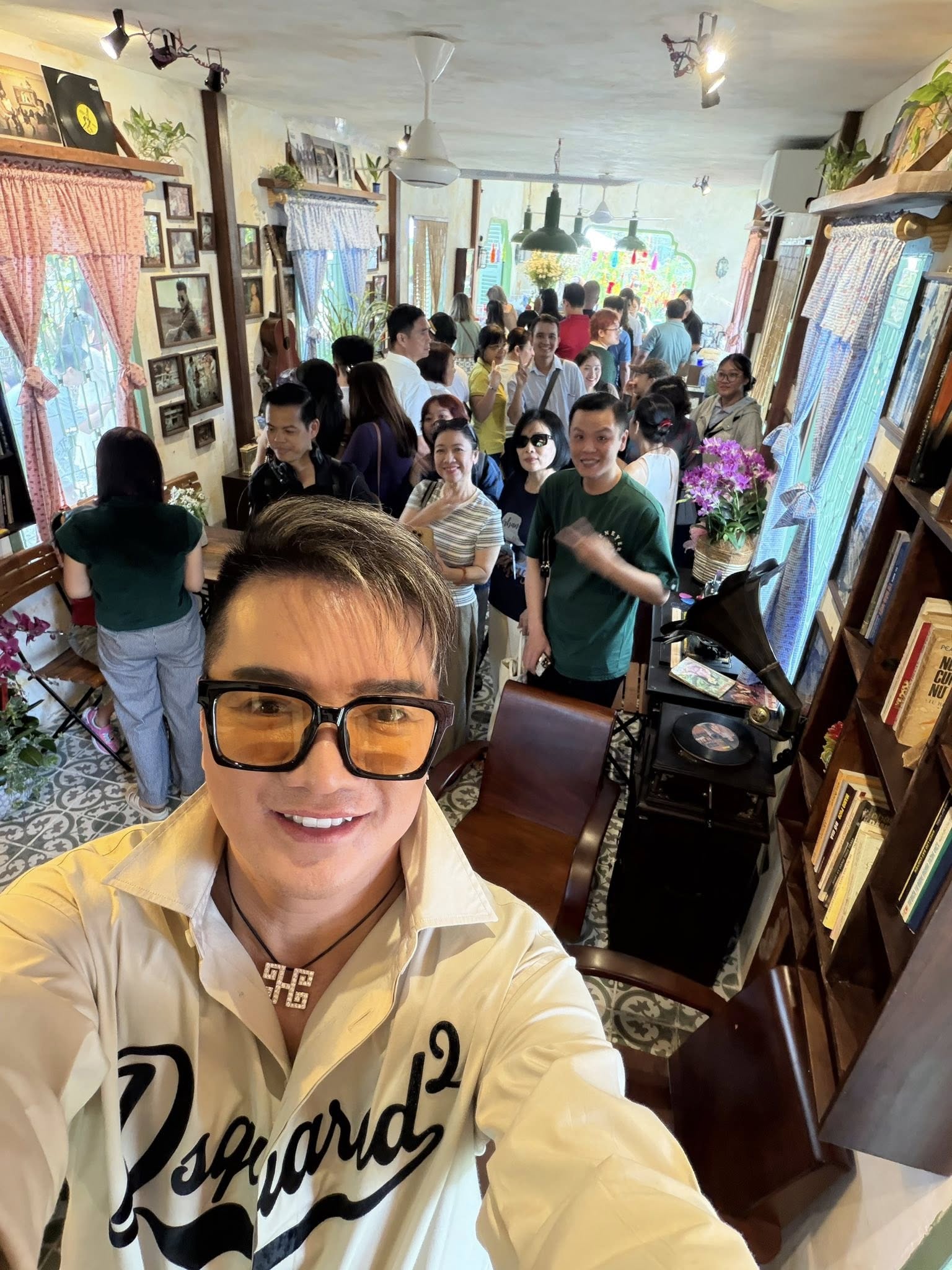 Một nữ nghệ sĩ thảng thốt khi thấy "ông hoàng nhạc Việt" đình đám một thời bán cà phê ở TP.HCM - Ảnh 3.