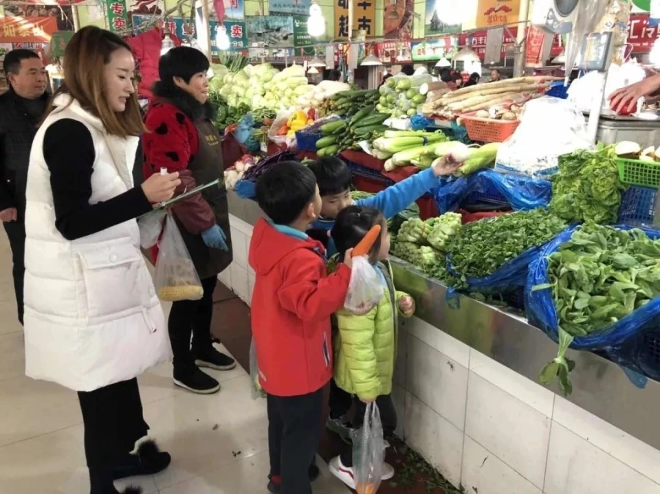 Nghỉ Tết đưa con đi chợ: Lớp học sống động cho trẻ năm 2026 - Ảnh 1.