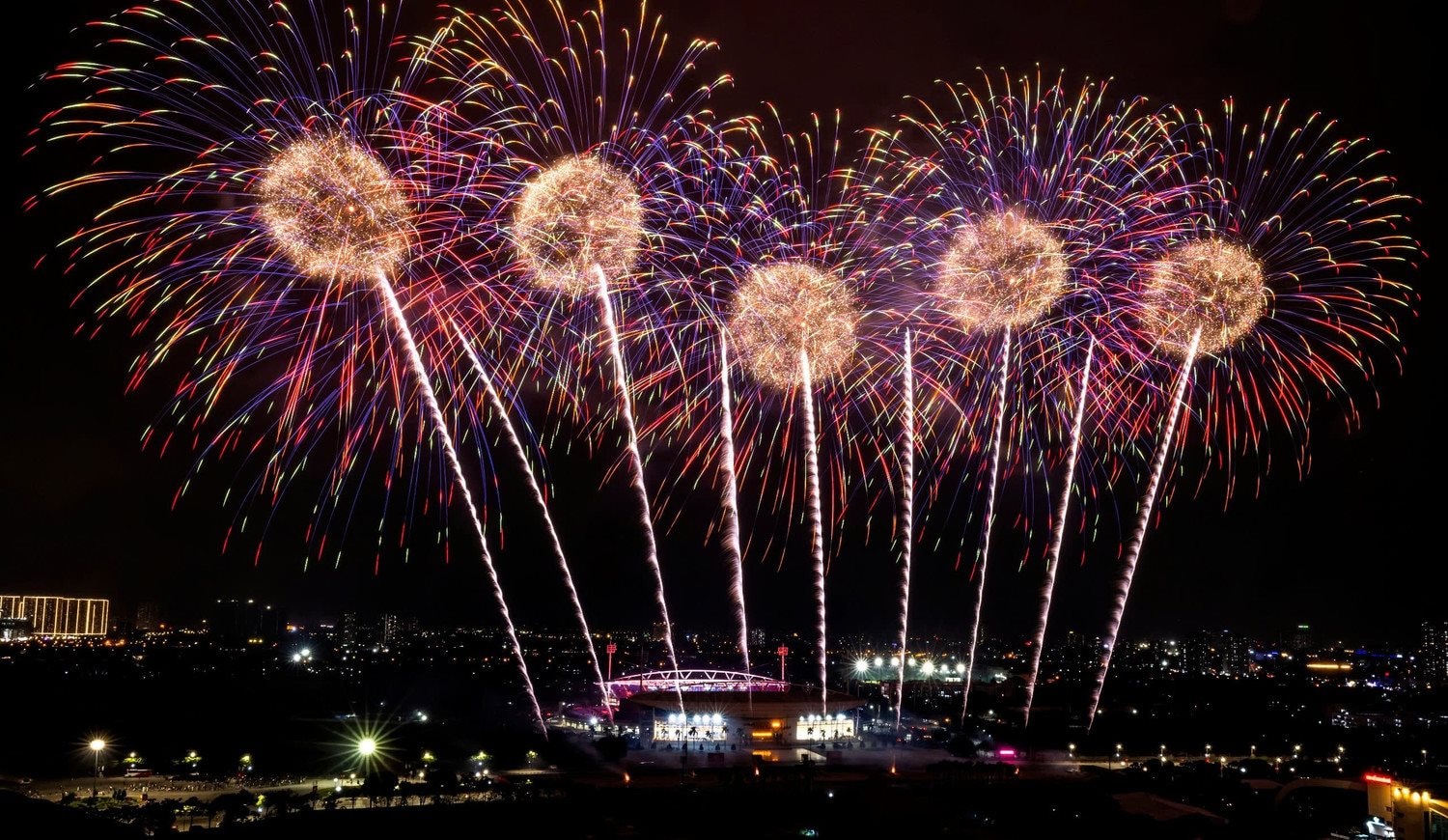 Chơi pháo hoa Tết: Nhà máy của Bộ Quốc Phòng cảnh báo tránh mức phạt 40 triệu đồng - Ảnh 1.