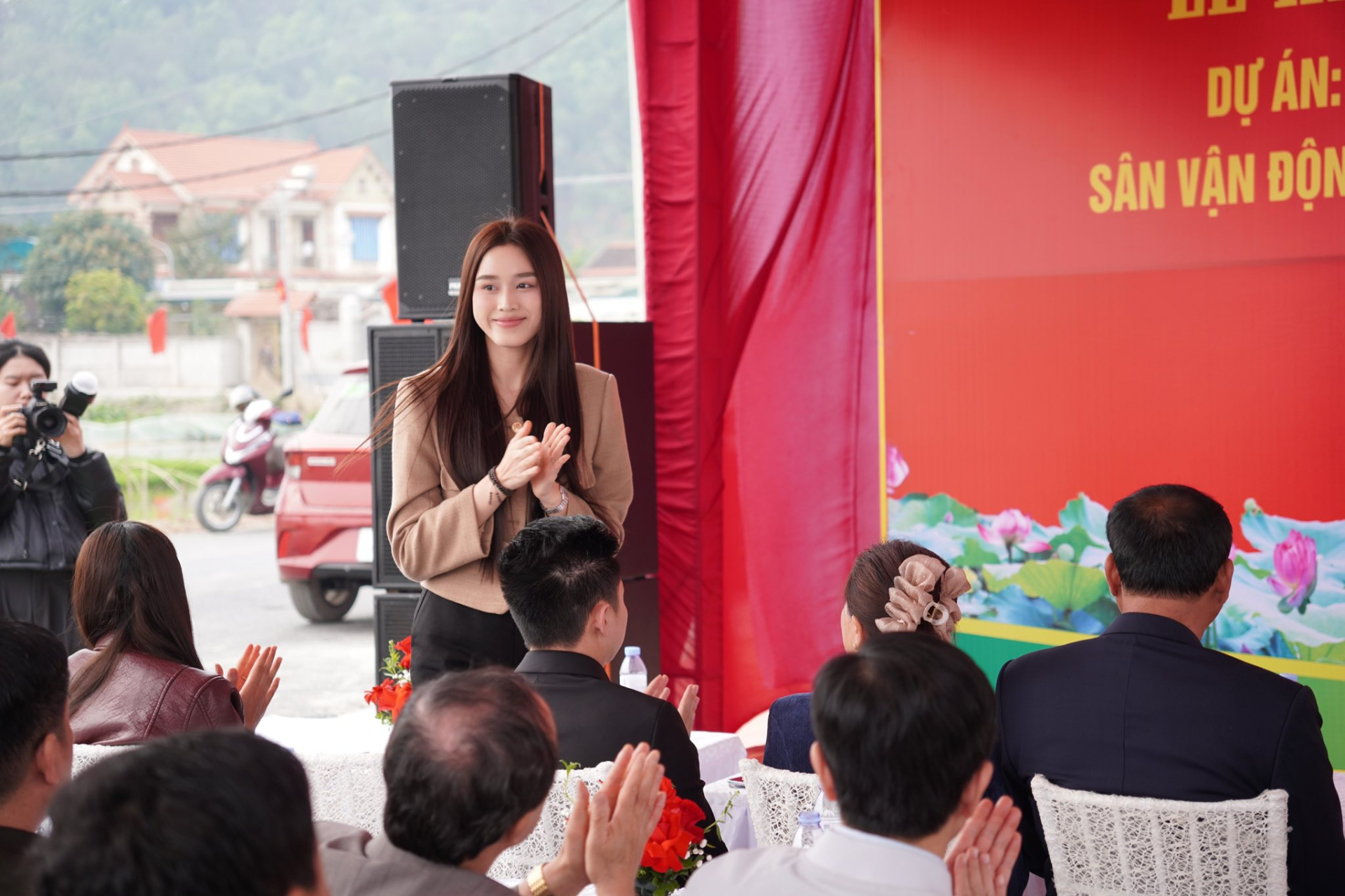 Đỗ Thị Hà bị "tóm dính" qua camera thường, hành động khư khư với chồng doanh nhân gây chú ý - Ảnh 3.