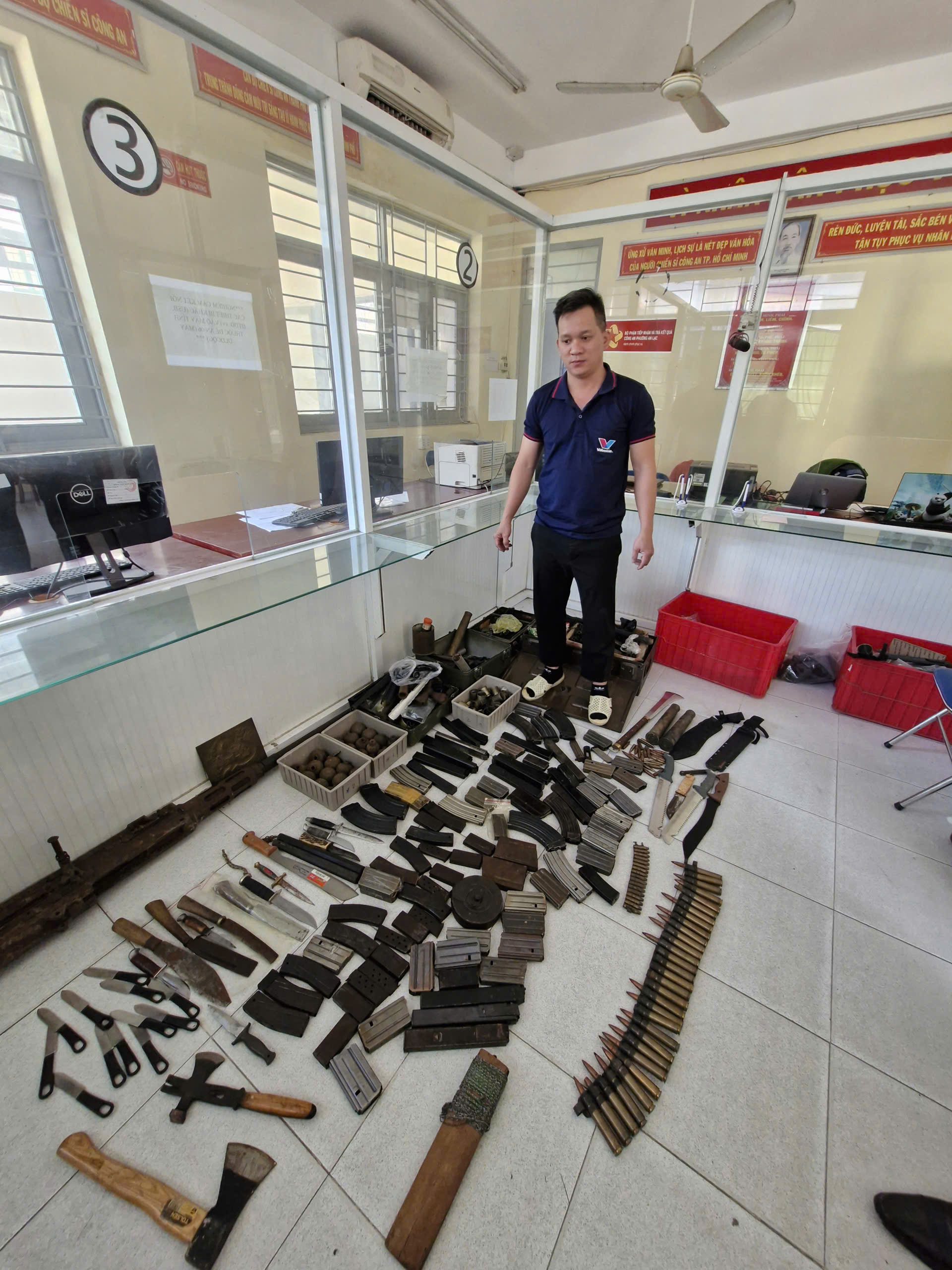 Công an TPHCM bắt giam người lập hàng loạt tài khoản để làm chuyện bất chính - Ảnh 2.