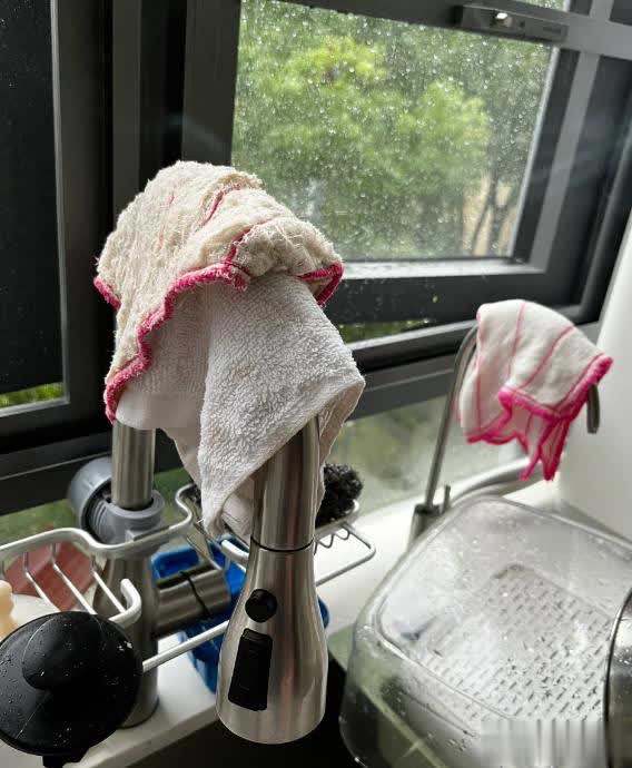 Dọn dẹp bếp đ&oacute;n Tết: 6 thứ độc hại cần lọai bỏ ngay - Ảnh 2.