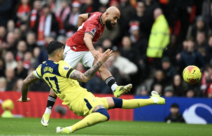 Quật ng&atilde; Tottenham, Man United bay cao Top 4 Ngoại hạng - Ảnh 2.