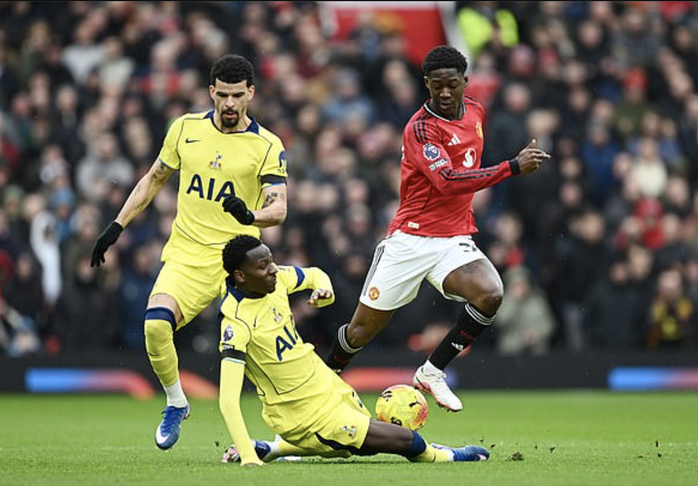 Quật ng&atilde; Tottenham, Man United bay cao Top 4 Ngoại hạng - Ảnh 1.