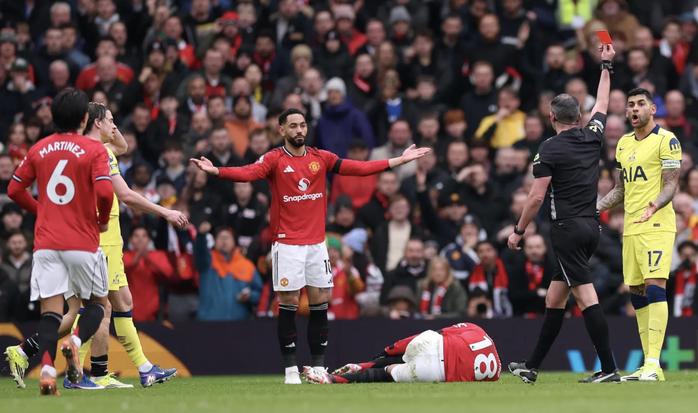 Quật ng&atilde; Tottenham, Man United bay cao Top 4 Ngoại hạng - Ảnh 4.