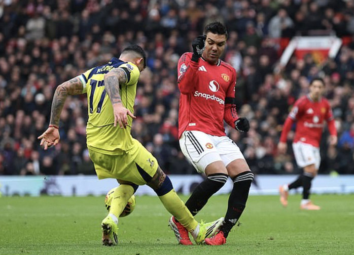 Quật ng&atilde; Tottenham, Man United bay cao Top 4 Ngoại hạng - Ảnh 3.