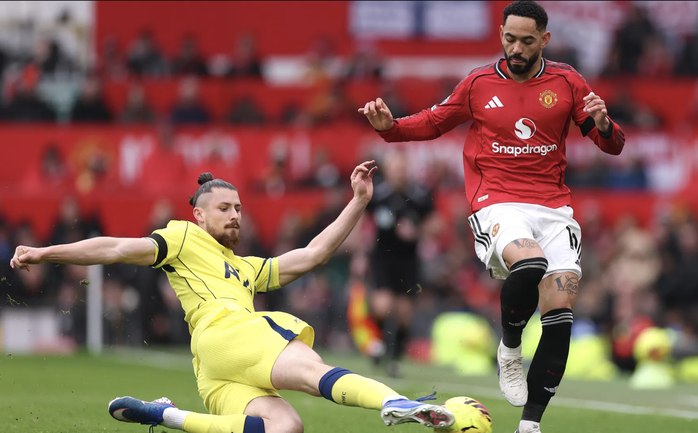 Quật ng&atilde; Tottenham, Man United bay cao Top 4 Ngoại hạng - Ảnh 8.