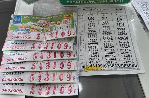 Nam shipper mua vé số ủng hộ người bán, bất ngờ đổi đời trước thềm năm mới: Tiền thưởng "khủng" - Ảnh 1.