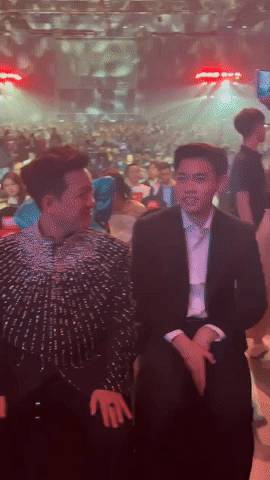 Đình Bắc ngại ngùng khi ngồi cạnh Trường Giang, gọi dạ bảo vâng cực lễ phép tại WeChoice Awards 2025 - Ảnh 2.