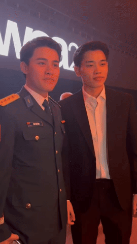 Gấp đ&ocirc;i visual: Đại u&yacute; Đ&agrave;o Văn B&igrave;nh xin chụp ảnh c&ugrave;ng Đ&igrave;nh Bắc, hotboy U23 Việt Nam cực h&uacute;t fan tại WeChoice Awards 2025 - Ảnh 1.