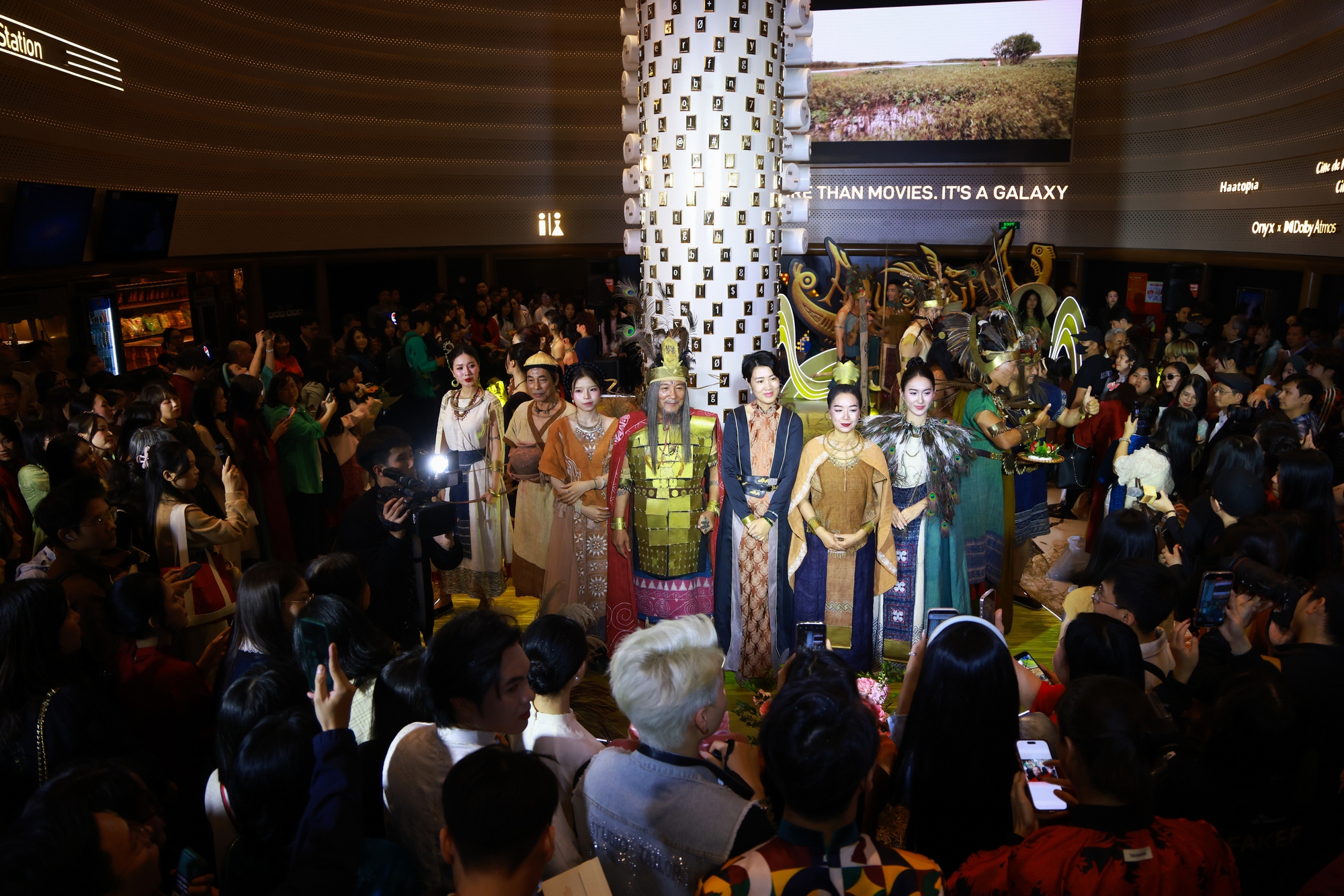 Chử Đồng Tử – Tiên Dung gây chú ý ngày ra mắt, “Vua Hùng” Trọng Trinh mặc trang phục nặng 20kg- Ảnh 1.