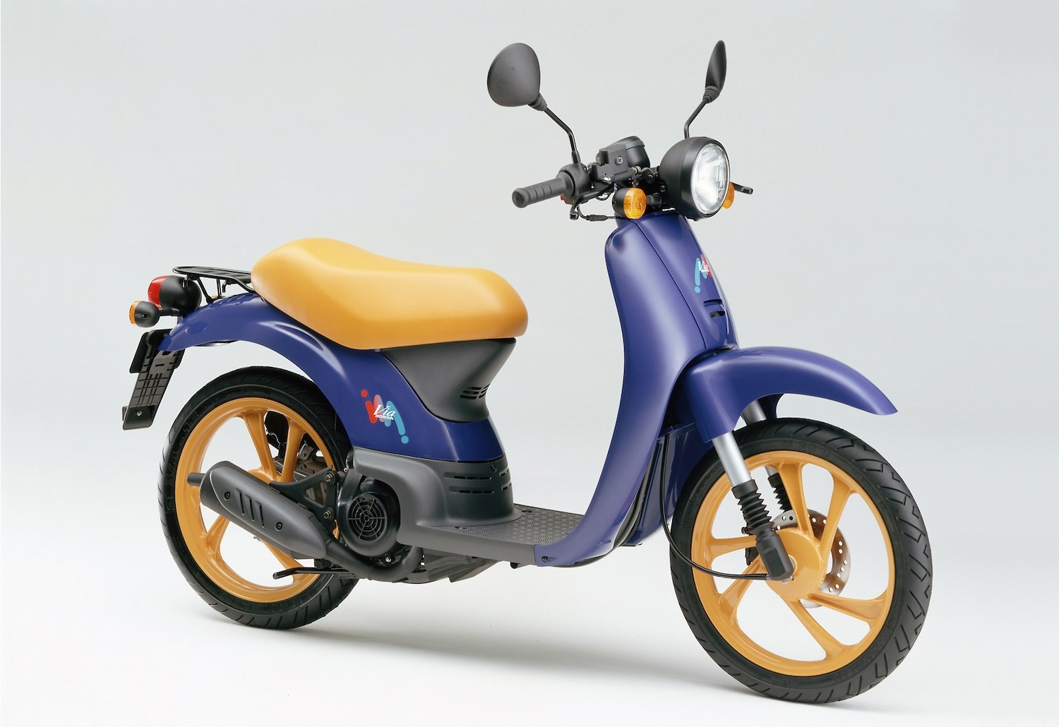 Honda Via v&agrave; c&acirc;u chuyện về mẫu xe tay ga mang d&ograve;ng m&aacute;u &Yacute; với thiết kế viễn tưởng từng bị l&atilde;ng qu&ecirc;n - Ảnh 4.