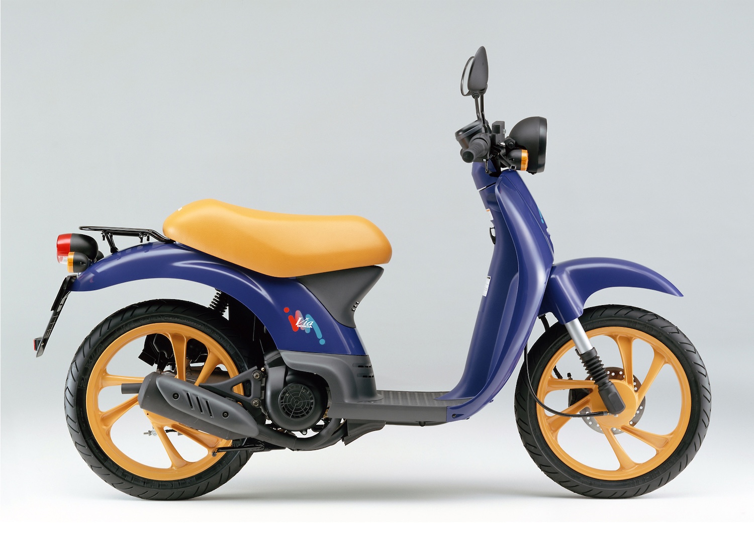 Honda Via v&agrave; c&acirc;u chuyện về mẫu xe tay ga mang d&ograve;ng m&aacute;u &Yacute; với thiết kế viễn tưởng từng bị l&atilde;ng qu&ecirc;n - Ảnh 5.