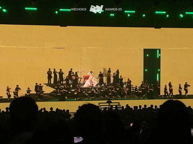 Phương Mỹ Chi và Phương Ly “bắt tay” chơi lớn, đưa WeChoice vào 2 không gian trên cùng 1 sân khấu  - Ảnh 2.