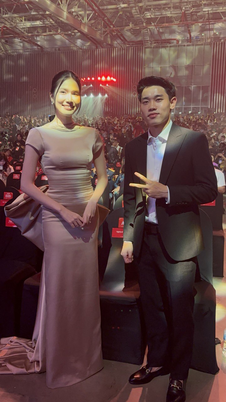 Gấp đ&ocirc;i visual: Đại u&yacute; Đ&agrave;o Văn B&igrave;nh xin chụp ảnh c&ugrave;ng Đ&igrave;nh Bắc, hotboy U23 Việt Nam cực h&uacute;t fan tại WeChoice Awards 2025 - Ảnh 3.