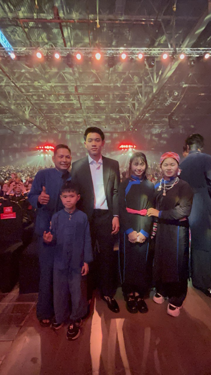 Gấp đ&ocirc;i visual: Đại u&yacute; Đ&agrave;o Văn B&igrave;nh xin chụp ảnh c&ugrave;ng Đ&igrave;nh Bắc, hotboy U23 Việt Nam cực h&uacute;t fan tại WeChoice Awards 2025 - Ảnh 4.