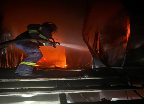 Cháy lớn ở xưởng mây tre đan ở xã Phú Nghĩa, Hà Nội - Ảnh 2.