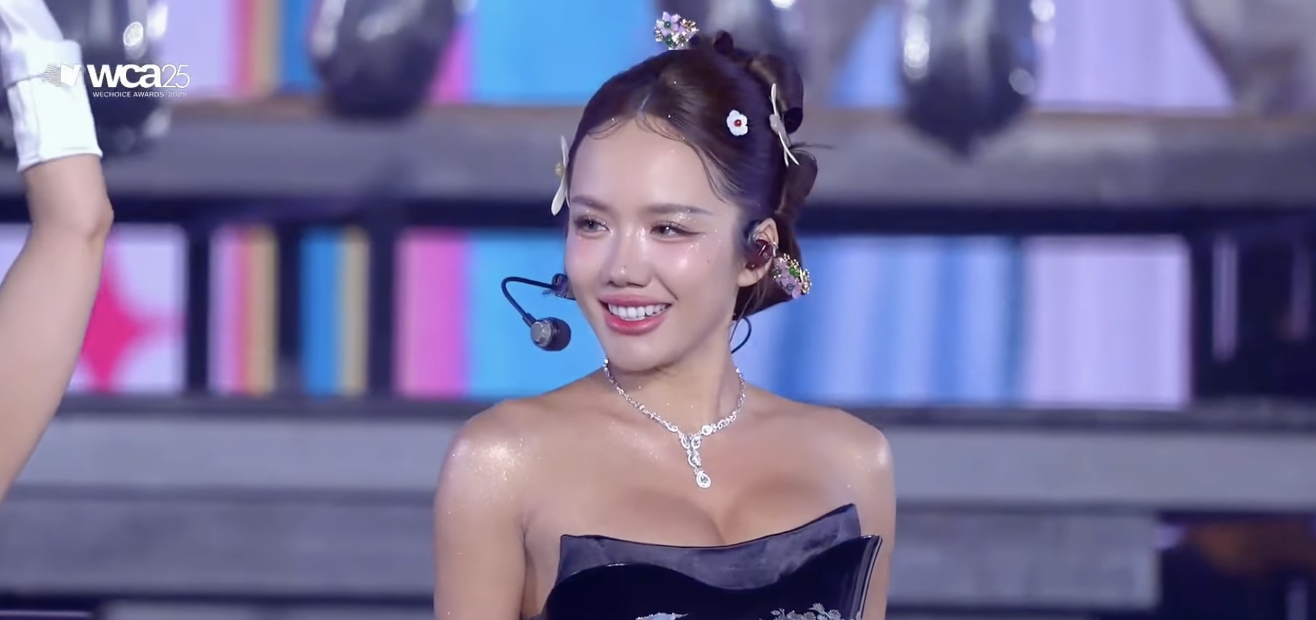 Phương Mỹ Chi và Phương Ly “bắt tay” chơi lớn, đưa WeChoice vào 2 không gian trên cùng 1 sân khấu  - Ảnh 3.