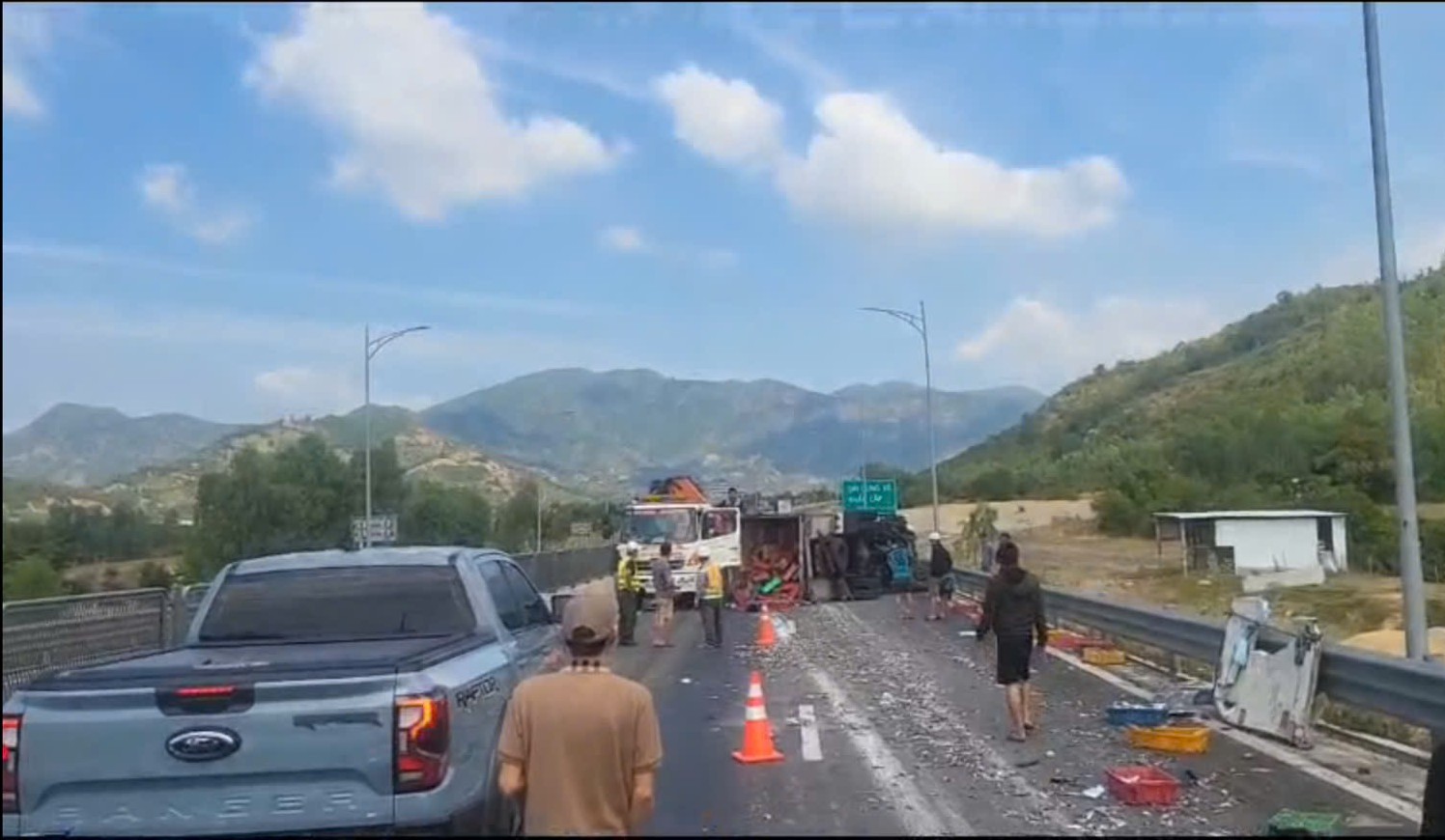 4 ôtô va chạm liên hoàn trên tuyến cao tốc Cam Lâm - Vĩnh Hảo - Ảnh 1.