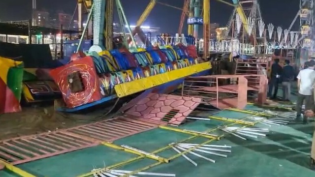 Rùng mình khoảnh khắc đu quay khổng lồ đổ sập, 1 cảnh sát thiệt mạng - Ảnh 1.