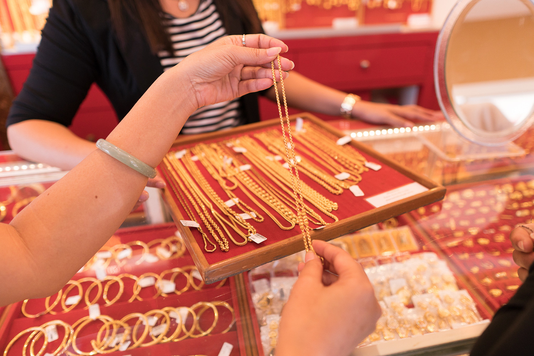 Vòng vàng của khách bị gãy lộ ra 2 viên bi thép, chủ tiệm tháo dỡ kiểm tra lại đổ ra thêm một vũng nước - Ảnh 1.