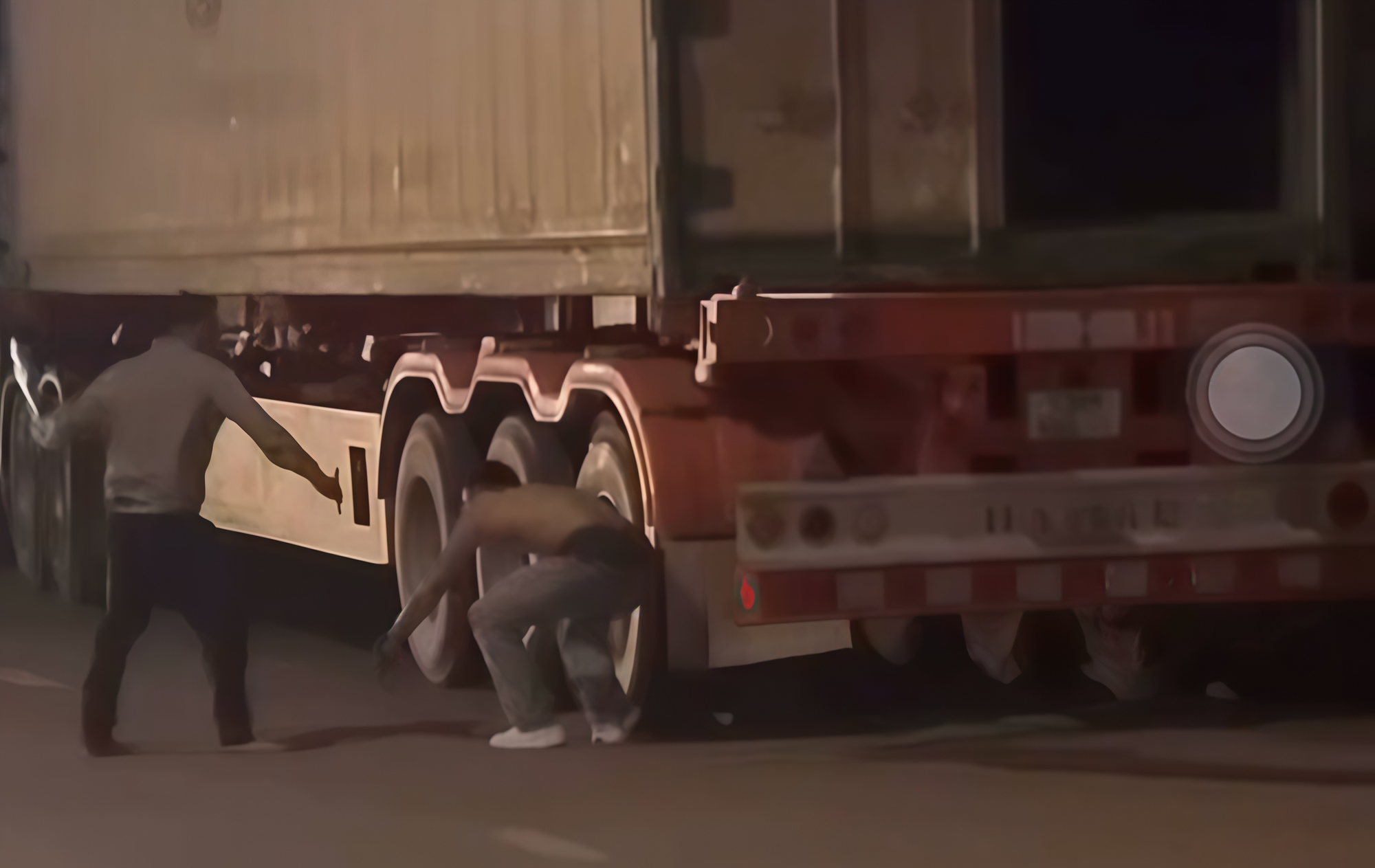 Người đàn ông bị đánh gục ở khu vực Cửa khẩu quốc tế Cha Lo - Ảnh 1.