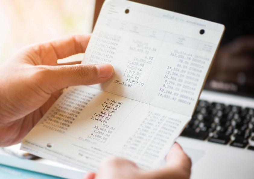 Gửi tiết kiệm 12 triệu/tháng lo tiền dưỡng già cho bố mẹ, người con chết lặng rút hết tiền vì lý do không ngờ nhất- Ảnh 1.