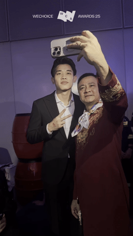 Đ&igrave;nh Bắc l&agrave;m g&igrave; m&agrave; khiến d&acirc;n mạng rần rần dưới b&agrave;i đăng của NSND Tự Long sau WeChoice 2025? - Ảnh 1.