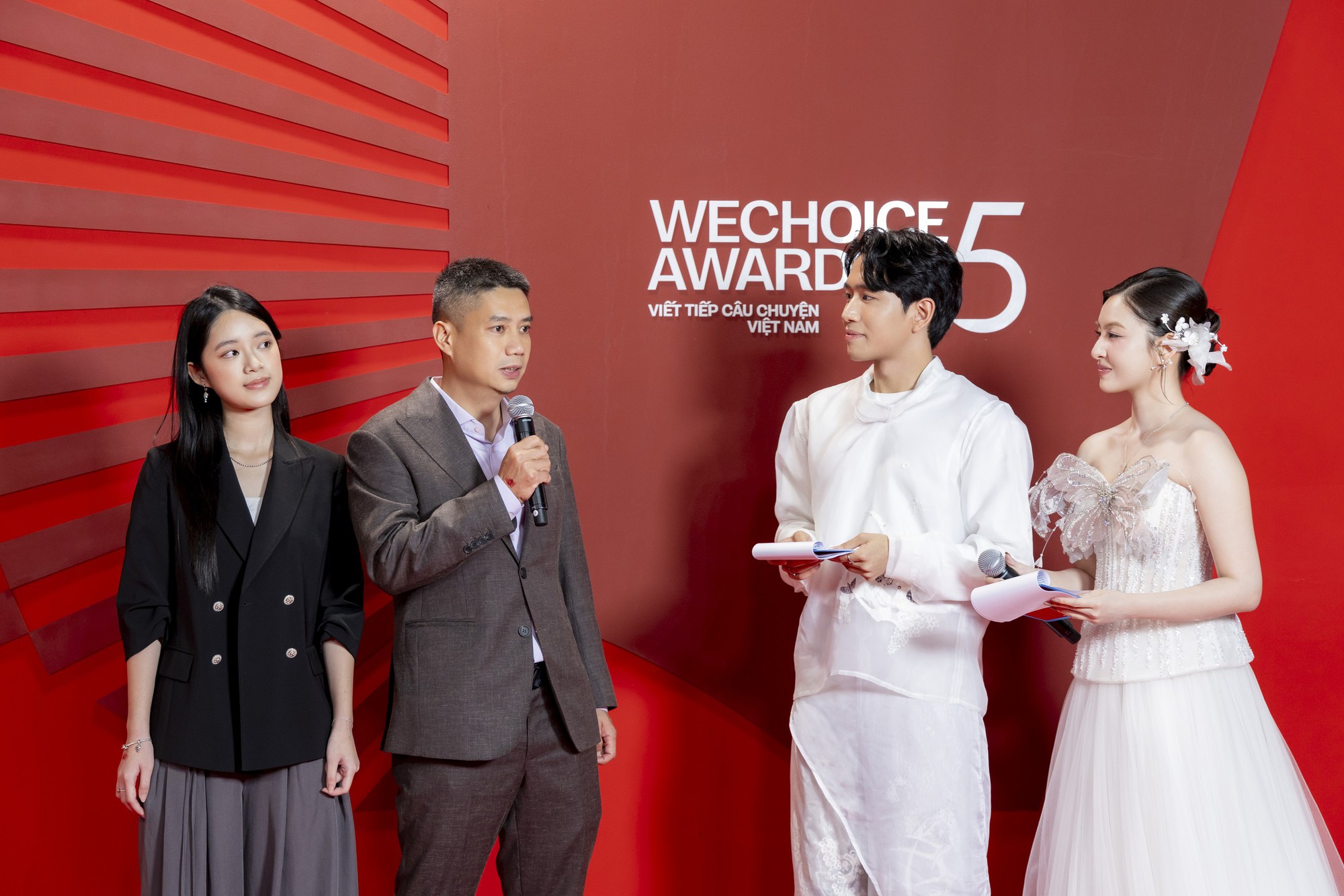 Con trai HLV Mai Đức Chung x&uacute;c động khi bố trở th&agrave;nh Đại sứ truyền cảm hứng WeChoice Awards 2025 - Ảnh 4.