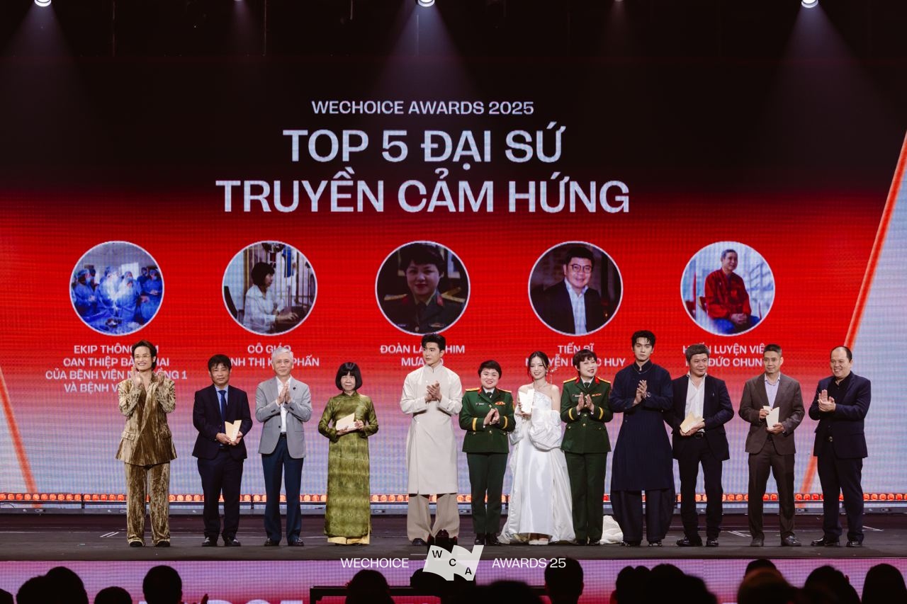 Con trai HLV Mai Đức Chung x&uacute;c động khi bố trở th&agrave;nh Đại sứ truyền cảm hứng WeChoice Awards 2025 - Ảnh 2.