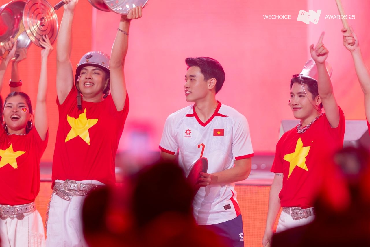 BLV Tạ Bi&ecirc;n Cương l&agrave;m thơ tại WeChoice Awards: "Khoảnh khắc tạc v&agrave;o n&uacute;i s&ocirc;ng" của Đ&igrave;nh Bắc sống lại đầy ki&ecirc;u h&atilde;nh - Ảnh 6.