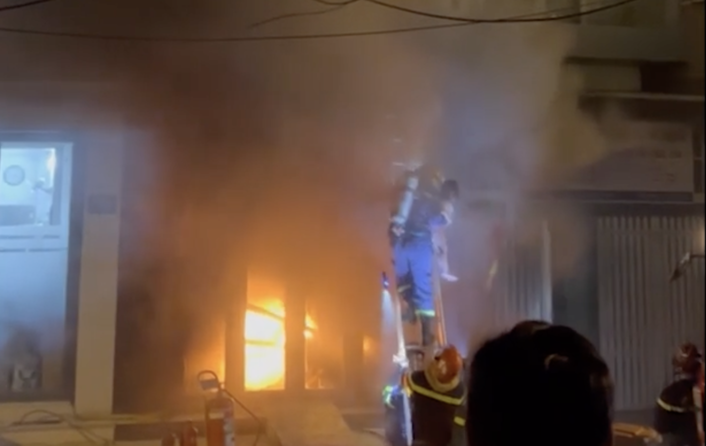 Cháy nhà ở TPHCM: Cảnh sát giải cứu 4 người mắc kẹt an toàn - Ảnh 1.